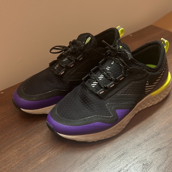 Nike sneakers . Worn once . - Picture 2 of 3